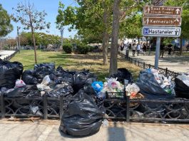 Büyükşehir Belediyesi’ne bağlı iştiraklerde çalışan işçilerin grevi, İzmir’in birçok noktasında çöp yığınlarının birikmesine ve çevre kirliliğine neden oldu. Kötü koku ve görüntüler, vatandaşların tepkisini çekiyor.