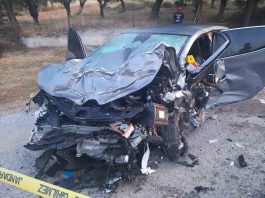 İzmir’de meydana gelen üç aracın karıştığı zincirleme trafik kazasında 5 kişi yaşamını yitirdi, 2 kişi ise yaralı olarak hastaneye kaldırıldı.