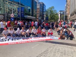 İzmir Büyükşehir Belediyesi'nde 23 bin işçinin sürdürdüğü grevde uzlaşma sağlanamazken, DİSK’e bağlı Genel-İş Sendikası belediyenin teklifini üyelerine oylatmak için sandık kurma kararı aldı. Grev nedeniyle kentte çöp dağları büyüyor, ulaşımda aksaklık sürüyor.