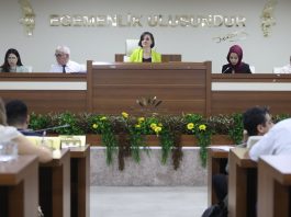 Karabağlar Belediye Meclisi’nin Haziran ayı ilk oturumunda, Belediye Başkanı Helil Kınay’ın başkanlığında; eğitim yatırımları, kurban hizmetleri ve kamu kaynaklarının etkin kullanımı gibi pek çok başlık ele alındı.