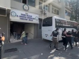 Karşıyaka ve Çiğli’de helikopter destekli operasyon düzenleyen polis ekipleri, silahlı suç örgütünü çökertti. Gözaltına alınan 17 kişi çıkarıldıkları mahkemece tutuklanarak cezaevine gönderildi.