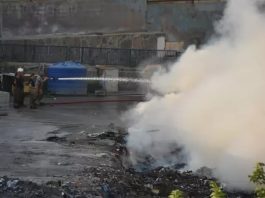 Karşıyaka Belediyesi Katı Atık Bertaraf Merkezi’nde çıkan yangın bir gün sonra kontrol altına alındı. Geçtiğimiz yıl büyük bir yangının yaşandığı bölgede, tedbirsizlik nedeniyle alevler yeniden yükseldi.