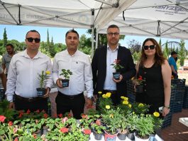Manisa Büyükşehir Belediyesi, Kurban Bayramı öncesinde 17 ilçede mezarlık ziyareti yapan vatandaşlara çiçek dağıtarak manevi birlikteliği güçlendirdi.
