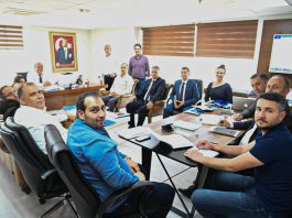 Manisa Su ve Kanalizasyon İdaresi (MASKİ) Genel Müdürlüğü, çalışanların güvenliği için çalışmalarını sürdürüyor. Düzenlenen toplantıda, iş sağlığı ve güvenliği konuları ile tarafların sorumlulukları masaya yatırıldı.