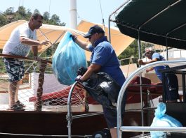 Muğla Büyükşehir Belediyesi, denizlerin temiz kalmasını sağlamak amacıyla Gökova Körfezi, Göcek ve Dalaman koylarında görev yapan 8 atık alım teknesiyle atıkları topluyor.