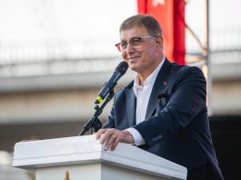 İzmir Büyükşehir Belediye Başkanı Cemil Tugay, belediye iştiraklerinde yaşanan işten çıkarmalarla ilgili sosyal medya hesabından dikkat çeken bir açıklama yaptı. Tugay, İZDOĞA, İZULAŞ ve İZBETON şirketlerinde Belediye-İş Sendikası ile seçimlerden üç gün önce imzalanan toplu iş sözleşmelerinin belediye bütçesini aştığını belirterek, bazı çalışanlarla yolları ayırmak zorunda kaldıklarını ifade etti.